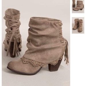 Lace and ties booties
